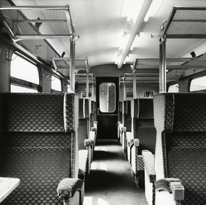 151742 Interieur van het A-rijtuig (1e klasse) van een electrisch treinstel Mat. 1954 (plan F, hondekop) van de N.S. te ...
